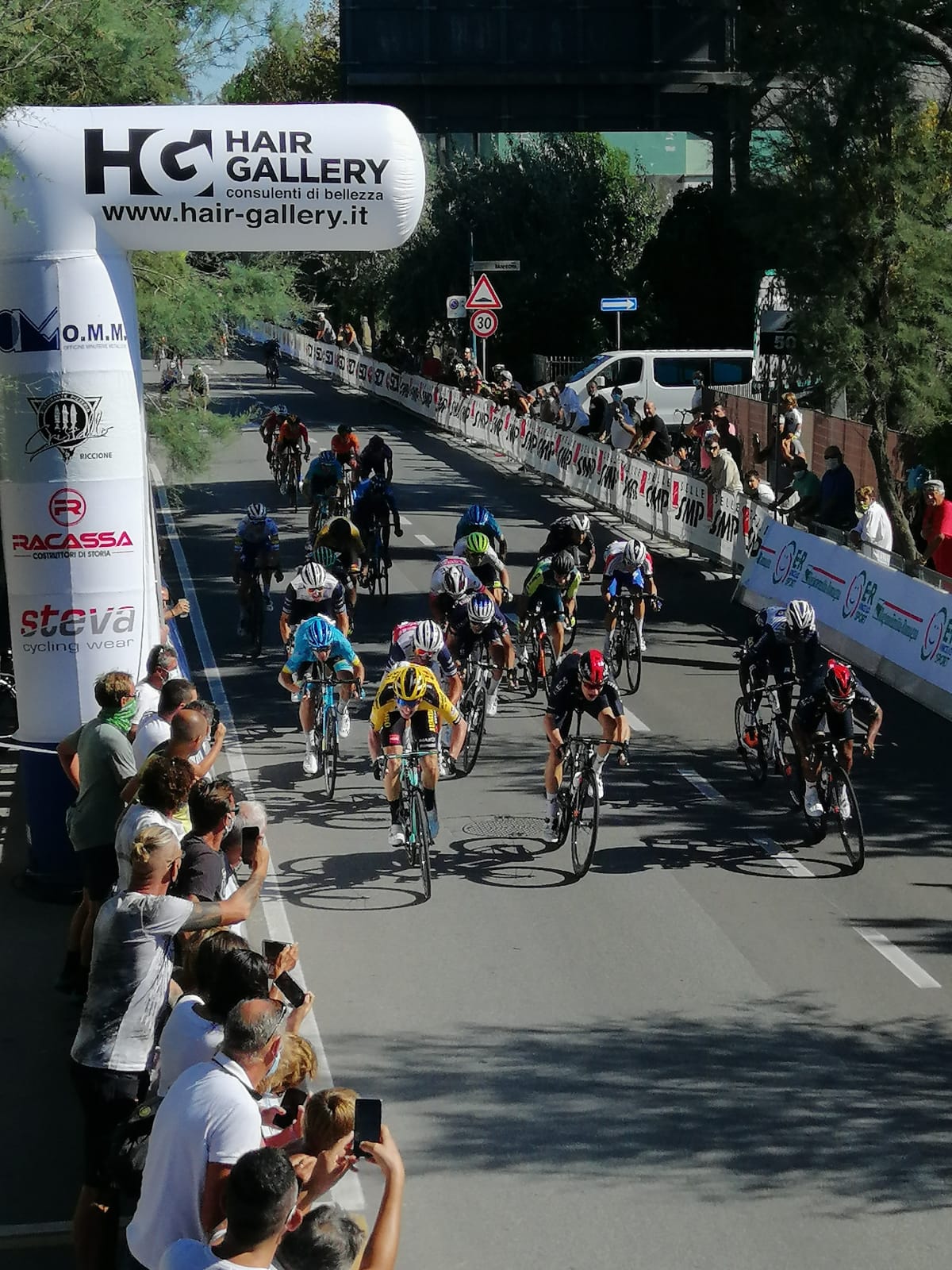 Il marchio Hair Gallery e gli sponsor di HG Cycling Team in mostra nella tappa di Riccione della Settimana Coppi e Bartali professionisti 2