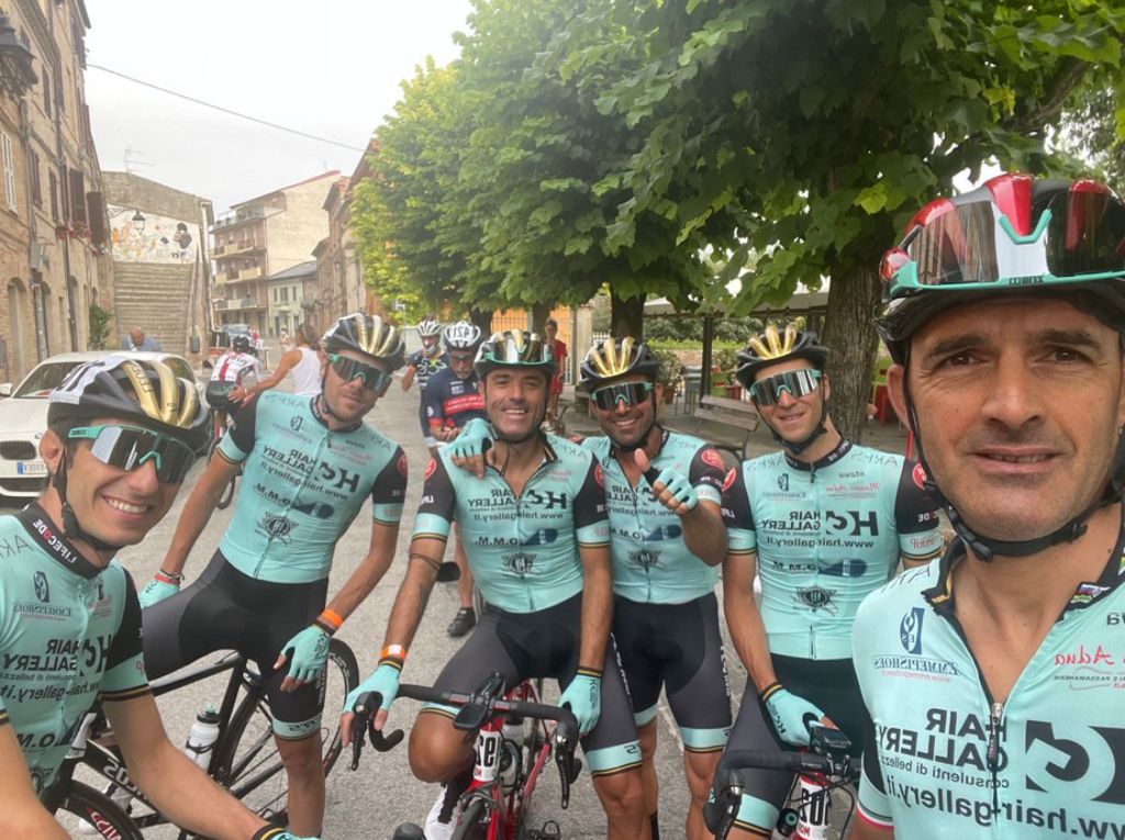 L’HG Cycling Team avvolta nel tricolore con Ettore Carlini e Wladimiro d'Ascenzo ai Campionati Italiani Mediofondo FCI 3