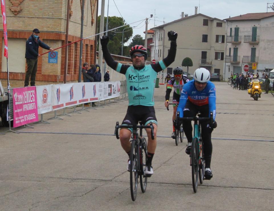 Hair Gallery Cycling Team, partenza col botto a Fermo con la prima affermazione su strada di Moreno Rapari 10