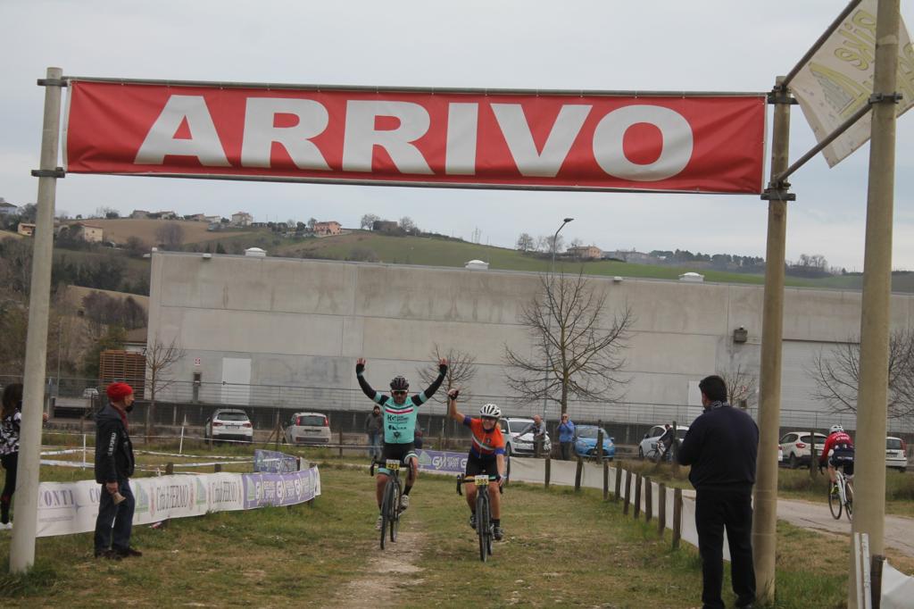 Moreno Rapari a braccia alzate nell’ultima del Cross Cup CSI a Fermo 8