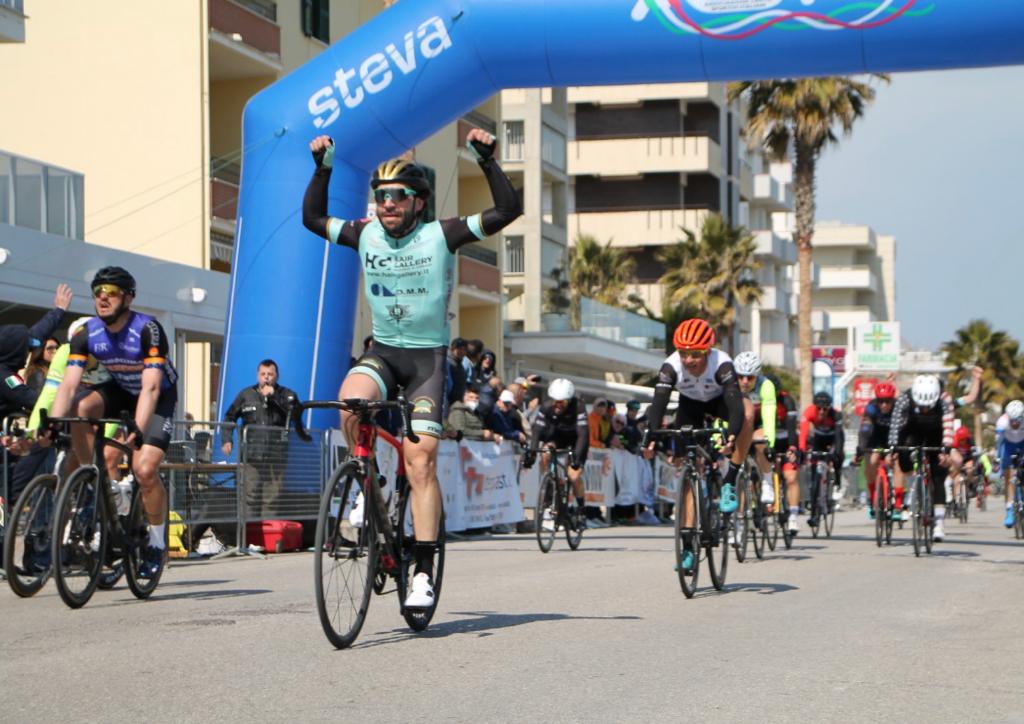 Hair Gallery Cycling Team: a Luca Curti la volata vincente di Alba Adriatica al Memorial Lello Pasqualini 3