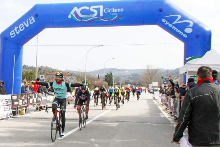 Hair Gallery Cycling Team: successo in volata di Luca Curti al Trofeo Abruzzo Bike 5
