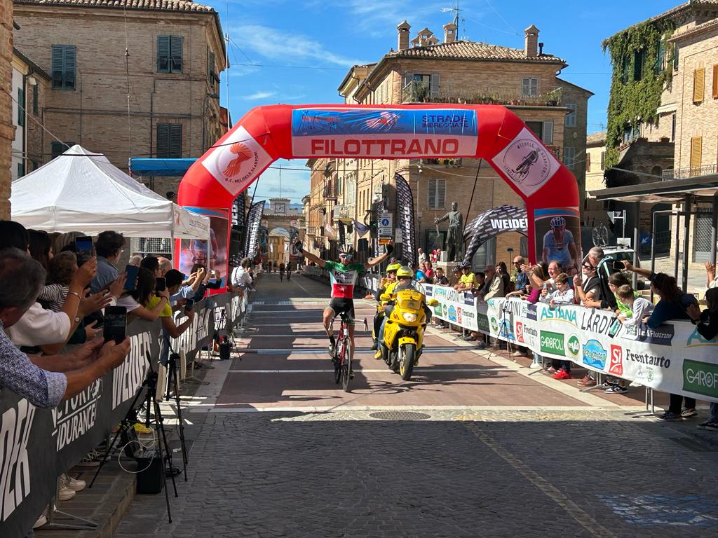 Nel nome di Michele Scarponi, il tricolore Ivan Martinelli re della granfondo a Filottrano 2