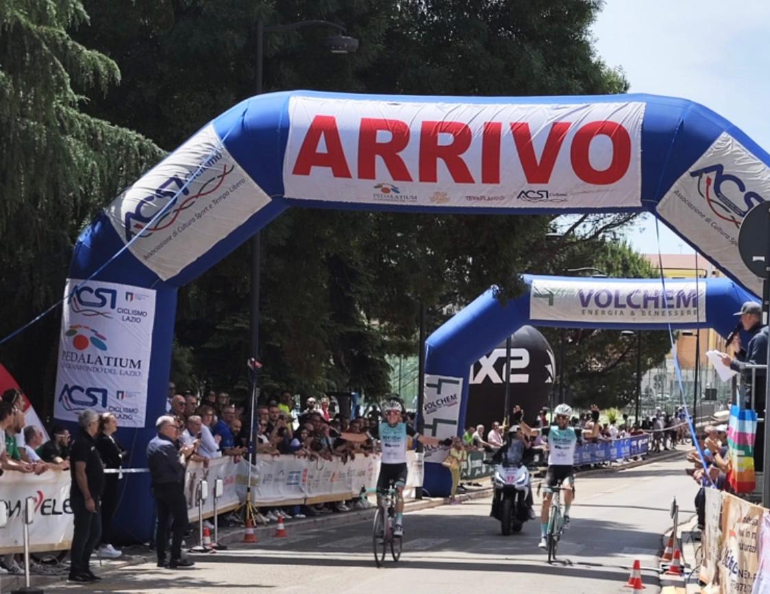 Andrea Di Renzo regala il tricolore Mediofondo FCI a patron Fabrizio Petritoli. Carlini vince la Gran Fondo del Vulture davanti a Martinelli. Zappacosta a segno a Nepezzano 9