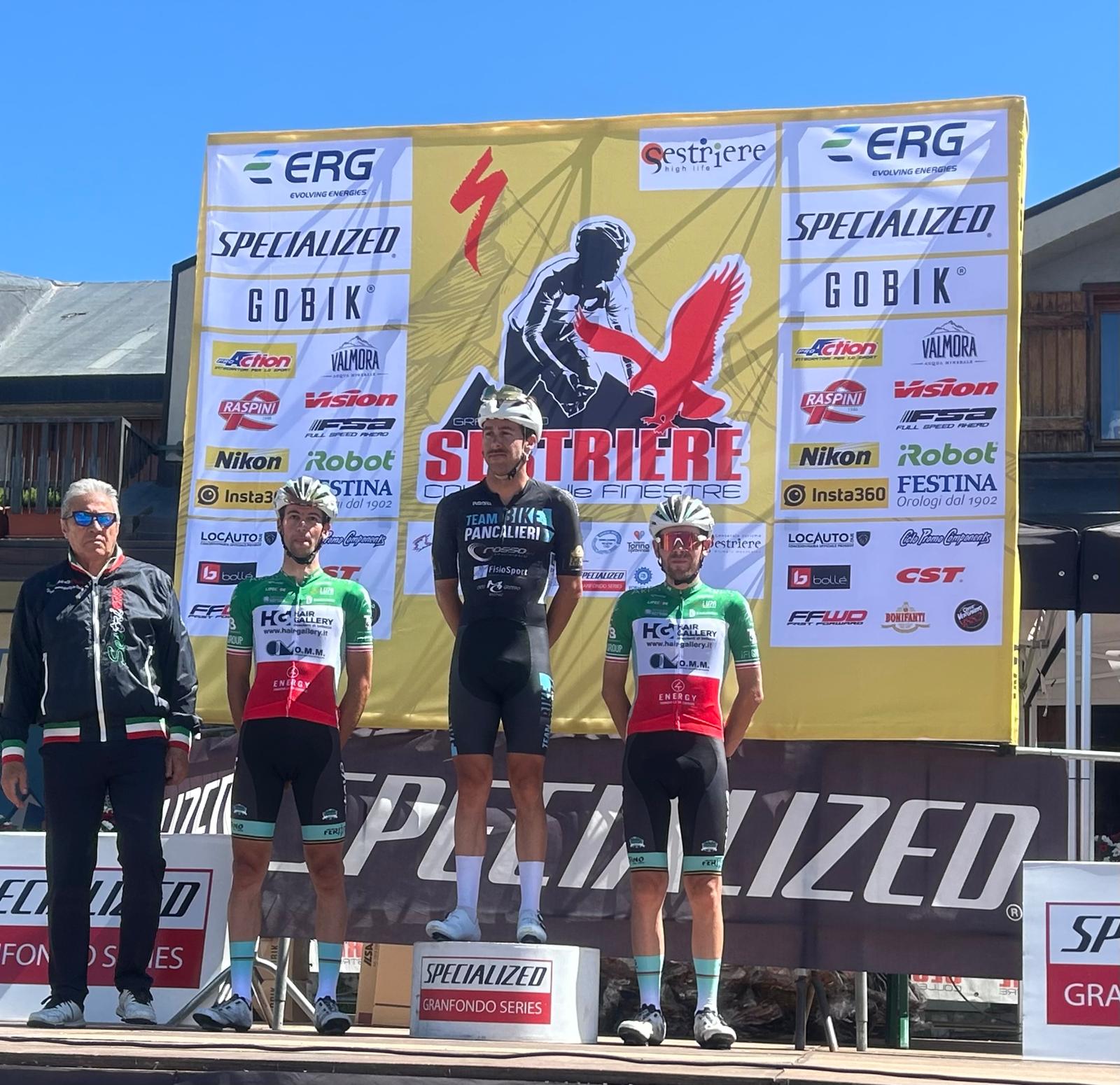 Ciclisti in maglia verde tiffany protagonisti alla Granfondo Sestriere Colle delle Finestre  2