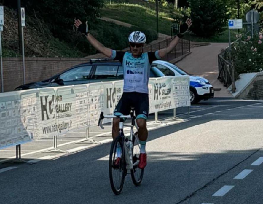 Sempre in fuga verso la vittoria i ciclisti in maglia verde tiffany 11